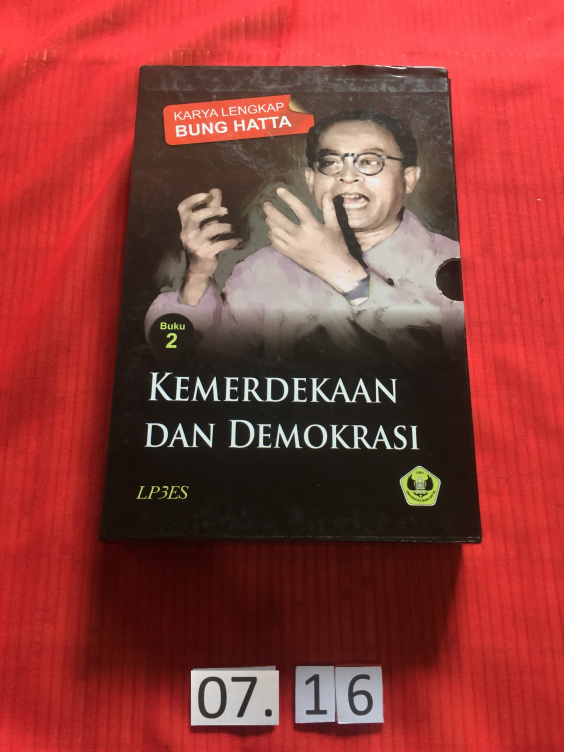 Buku berjudul “Kemerdekaan dan Demokrasi: Karya Lengkap Bung Hatta”