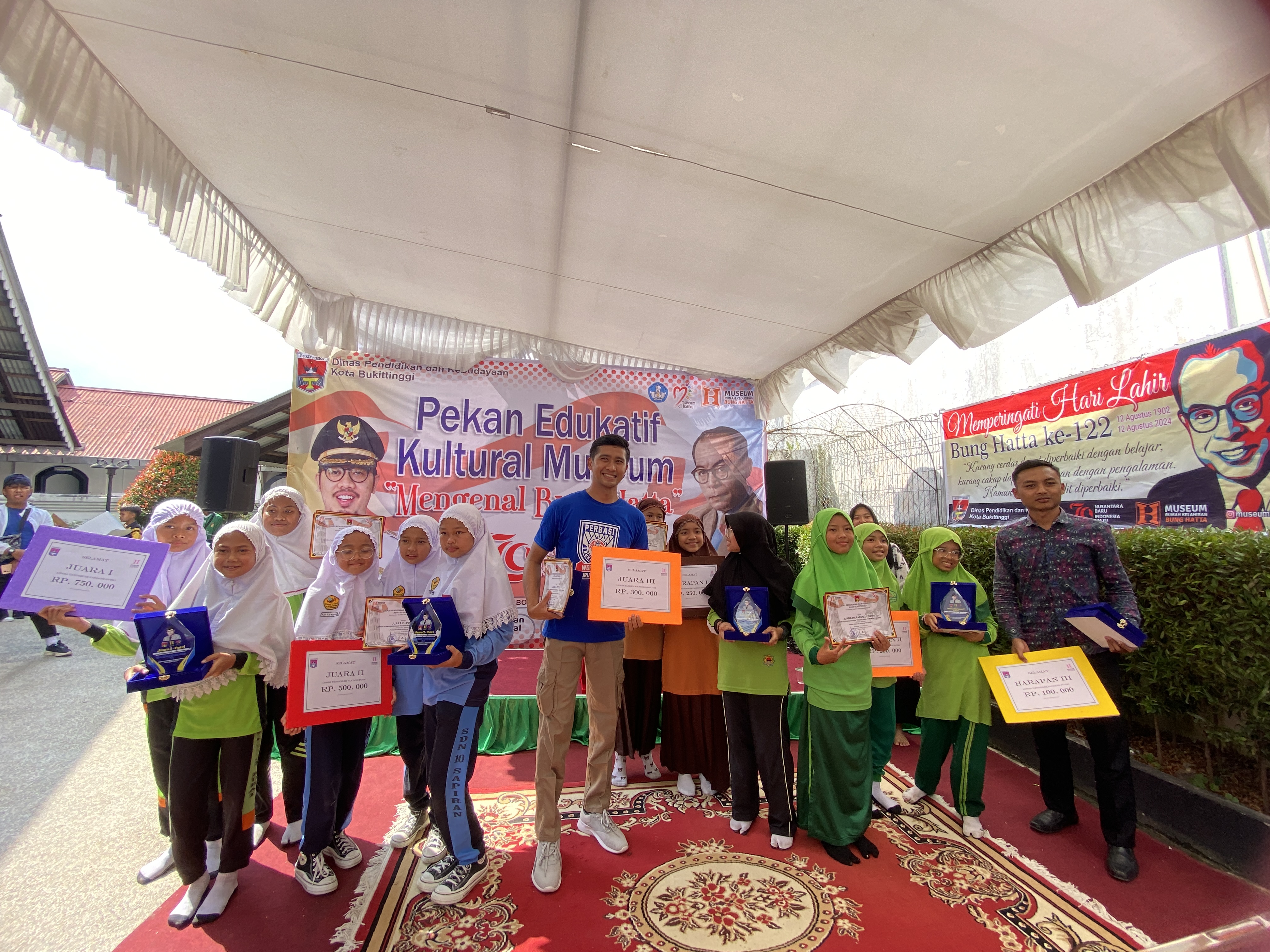 Pemenang Lomba Tangkelek Panjang Putri