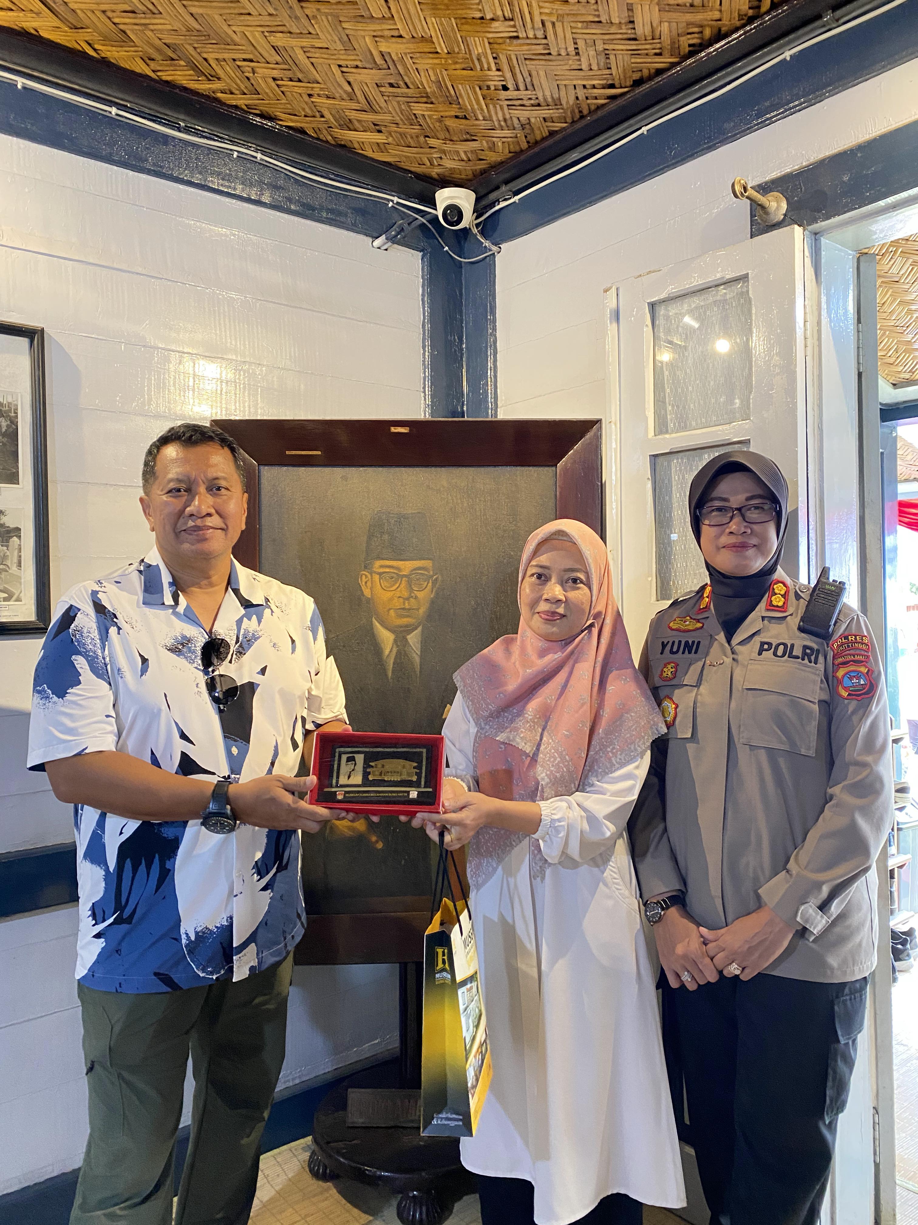 Drs. Purwadi Arianti, M.Si, Sekretaris Utama Lemhanas RI didampingin AKBP Wahyuni Sr Lestari, S.Ik, Kapolres Bukittinggi