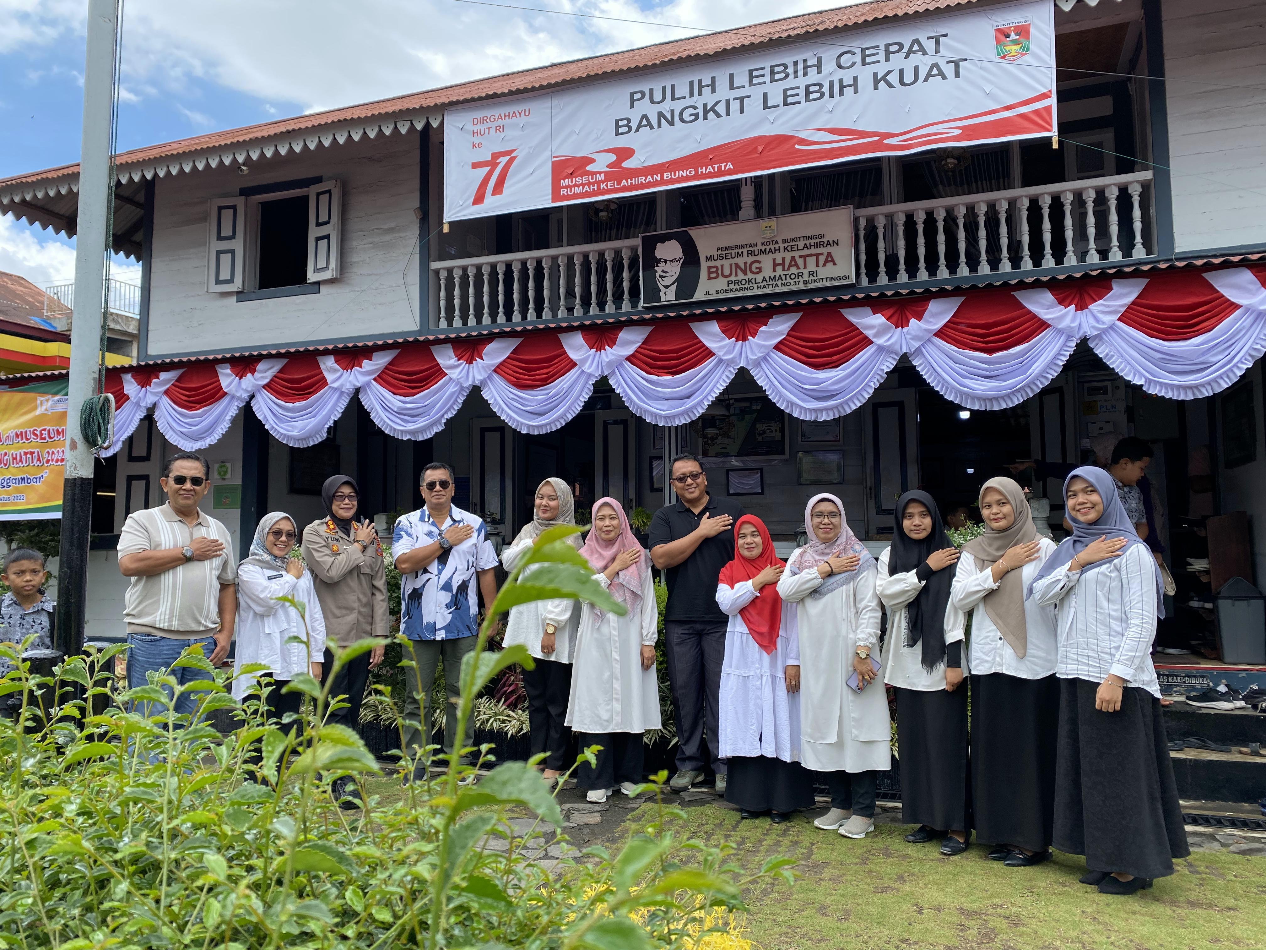 Drs. Purwadi Arianti, M.Si, Sekretaris Utama Lemhanas RI didampingin AKBP Wahyuni Sr Lestari, S.Ik, Kapolres Bukittinggi